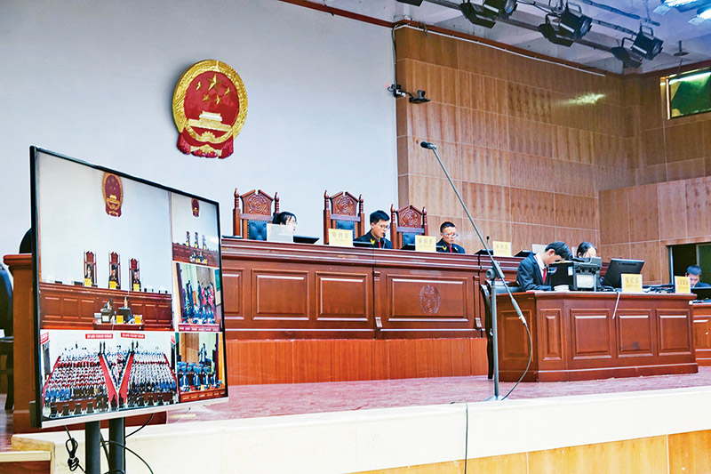 “模拟法庭”助普法是西藏自治区开展的普法宣传活动之一。图为2021年4月28日，西藏自治区第五届模拟法庭活动在拉萨市中级人民法院举行，青年大学生通过扮演审判长、审判员、书记员、公诉人、被告人等角色，围绕“网络诈骗”这一主题开展模拟法庭“庭审”活动。　新华社记者 司源/摄
